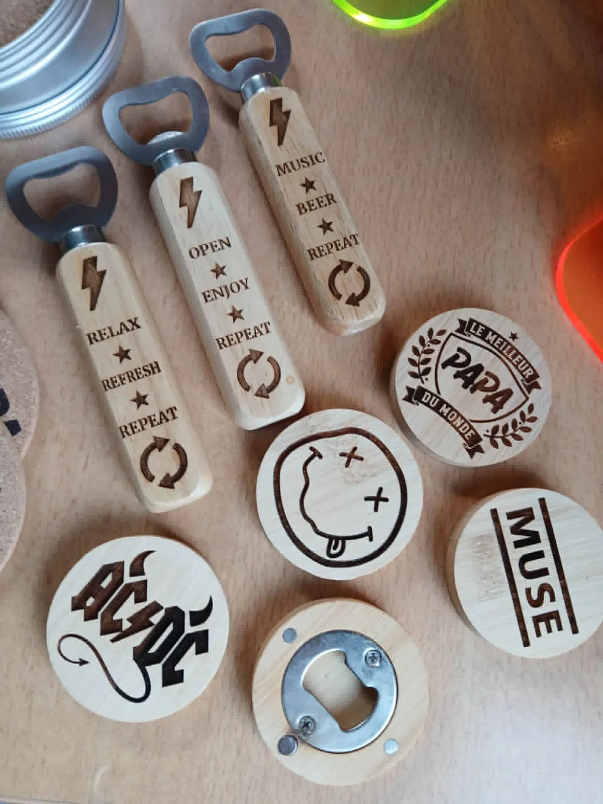 Décapsuleurs et sous-verres gravés