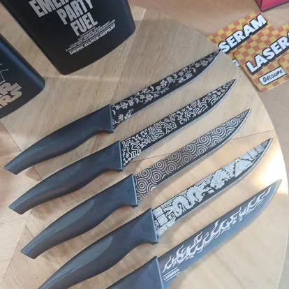 Couteaux gravés de motifs