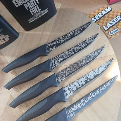 Couteaux à motifs gravés sur les lames