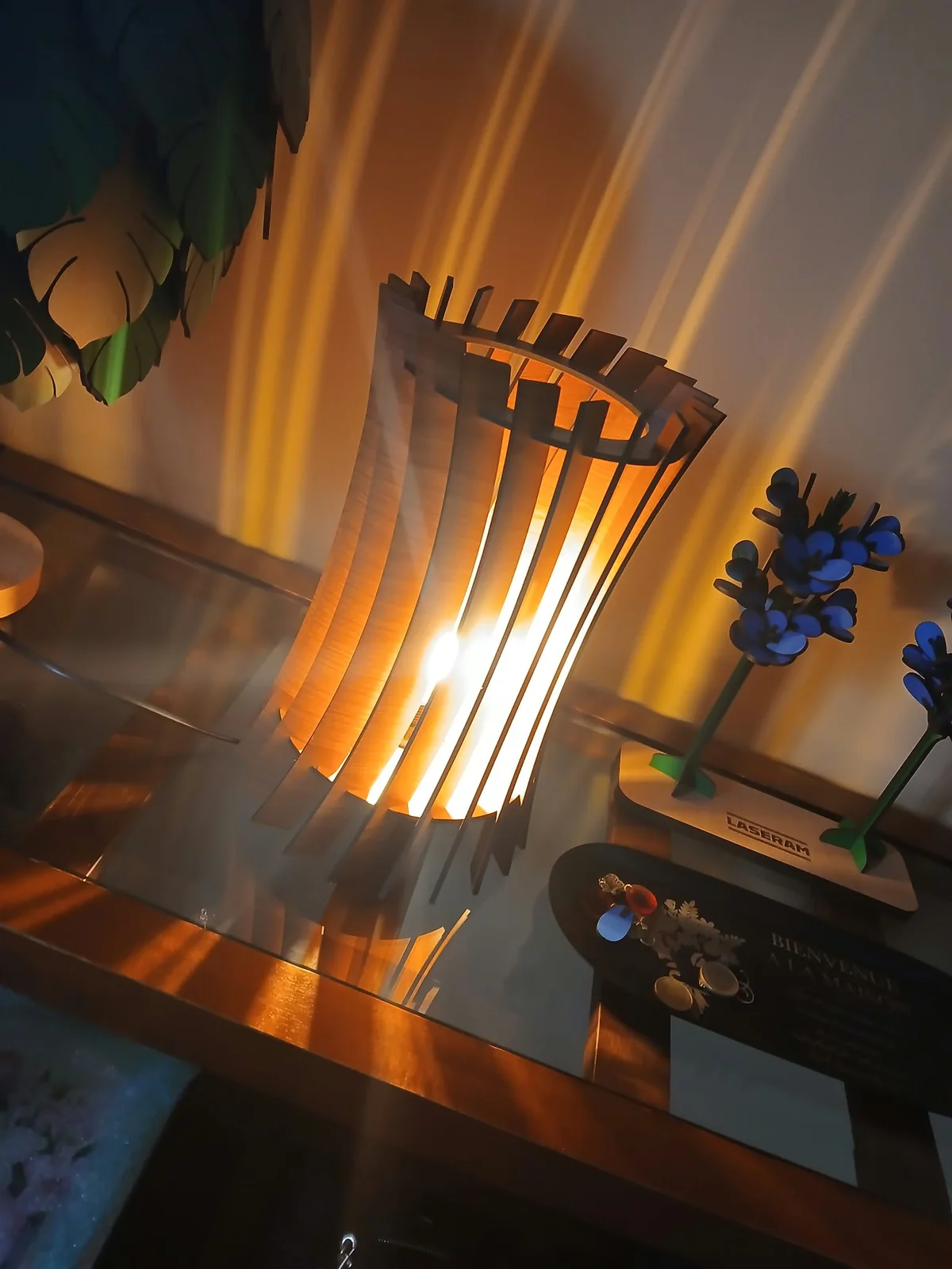 Lampe en bois ajouré