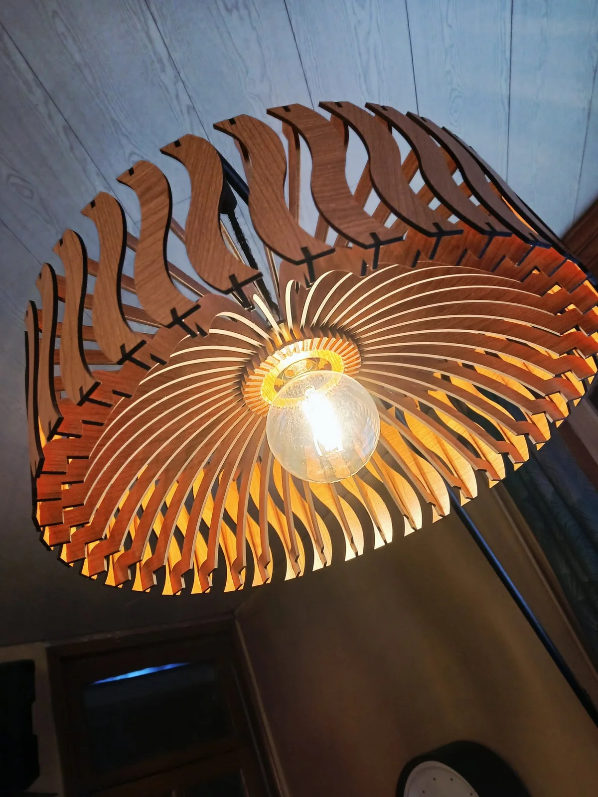 Suspension en bois découpé